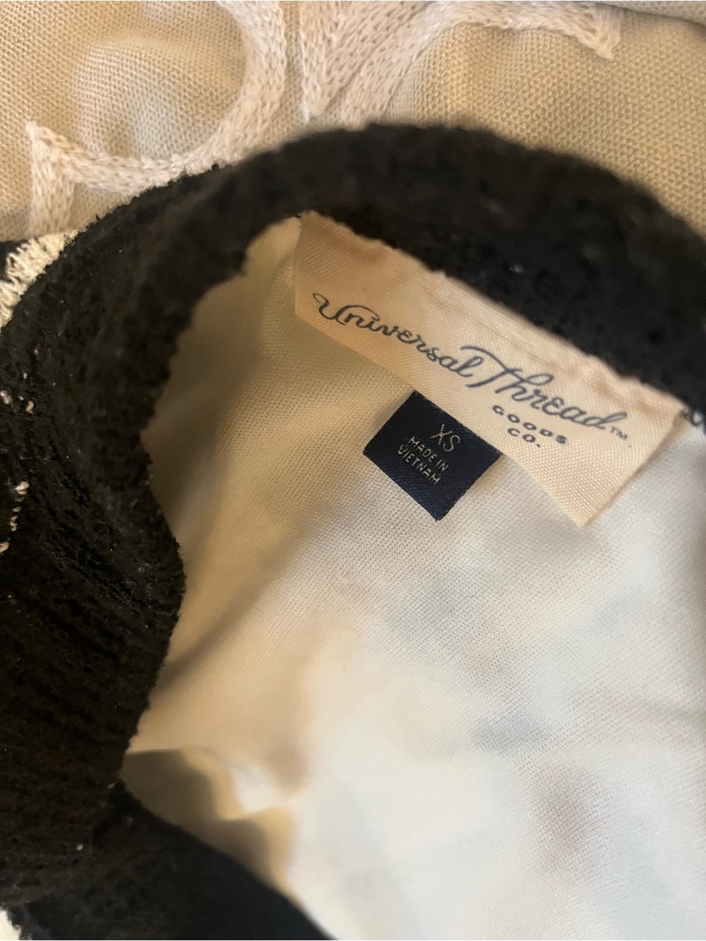 Universal Thread Black Knit Top with Cream Interior